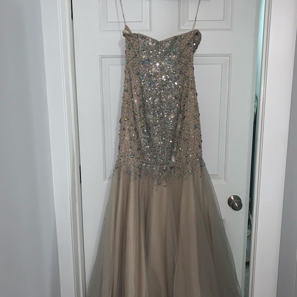 Grad dress! Only worn for 5 hours. In beautiful condition - Picture 3 of 5